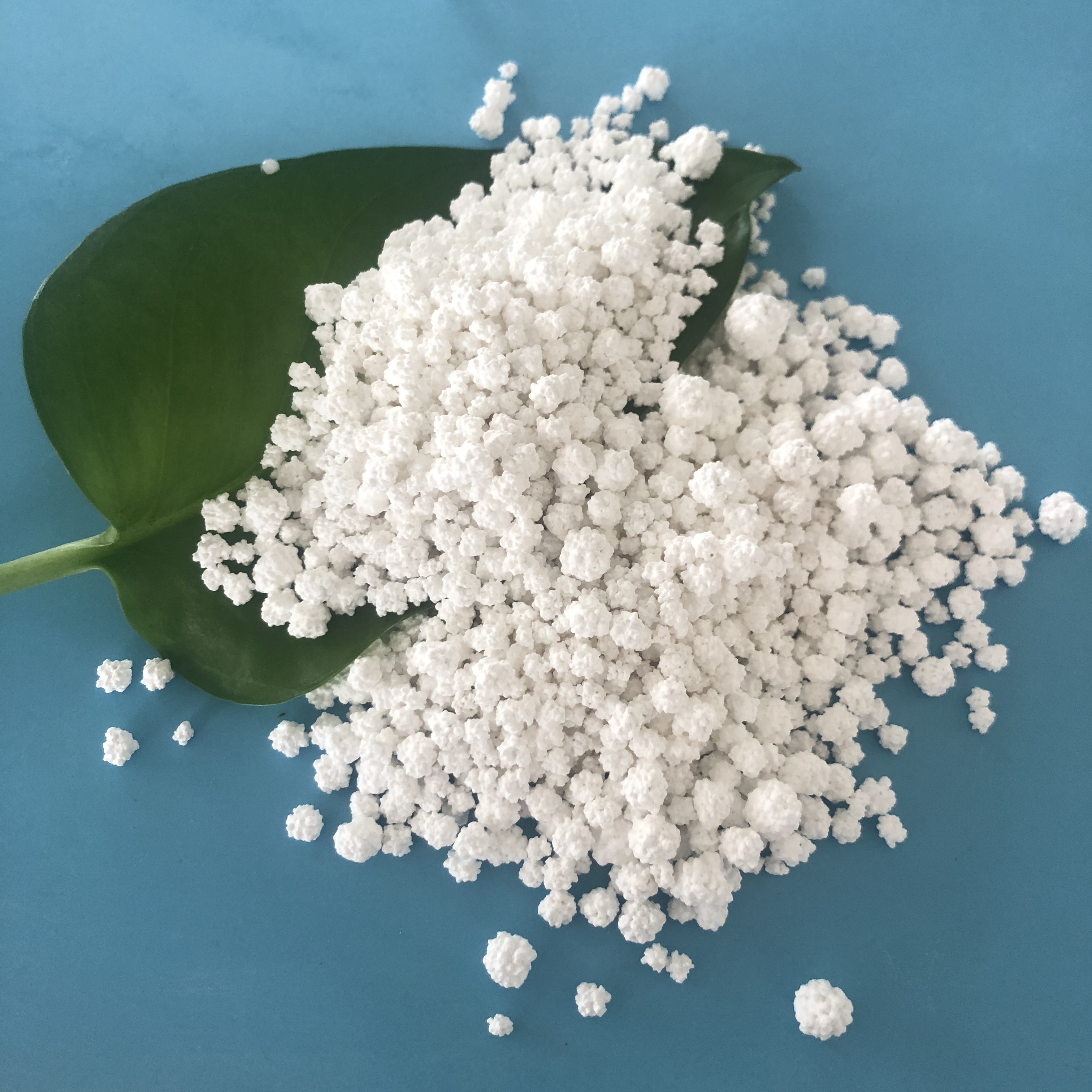 厂家批发氯化钙 94含量无水氯化钙刺球 印染工业用氯化钙