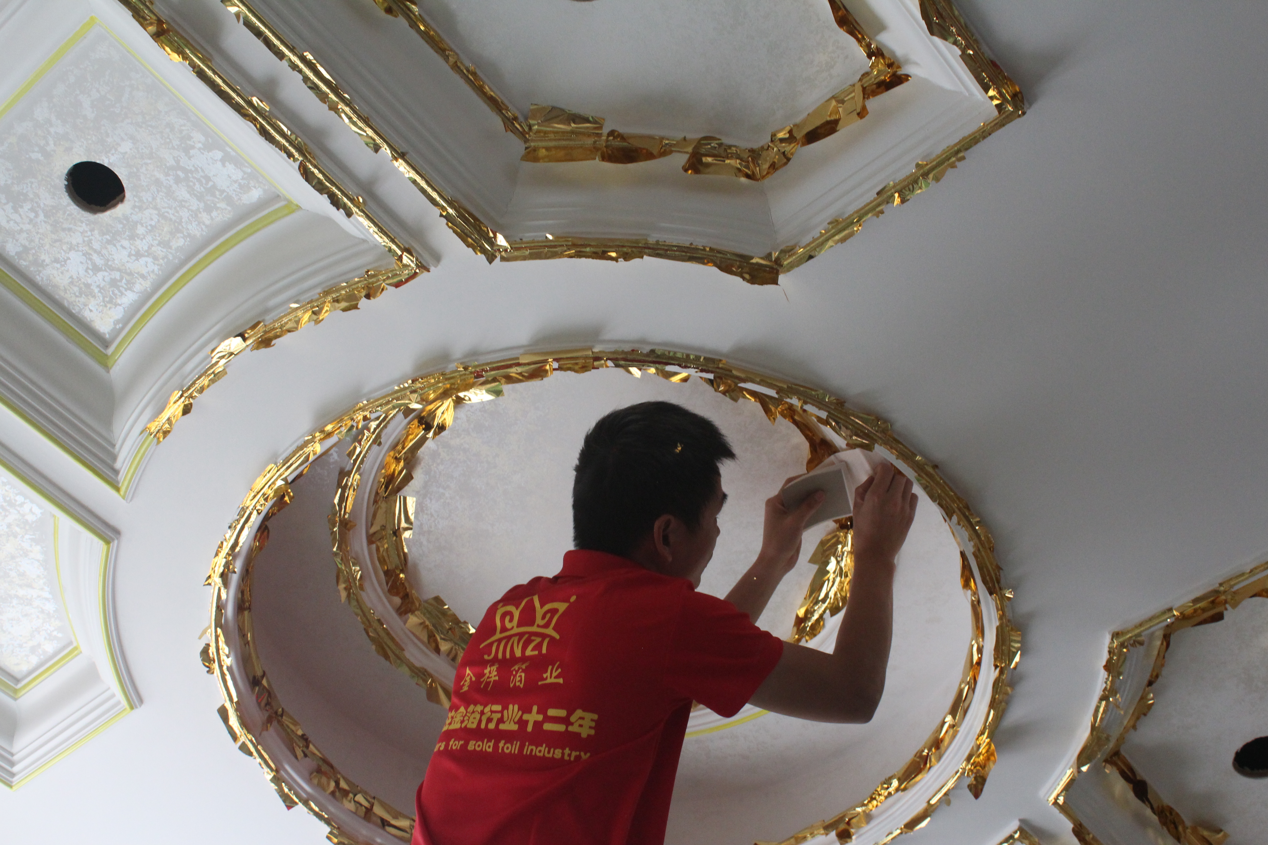 金梓承接国内外酒店,别墅,佛像工艺品庙宇KTV会所等贴金贴银装饰彩绘工程