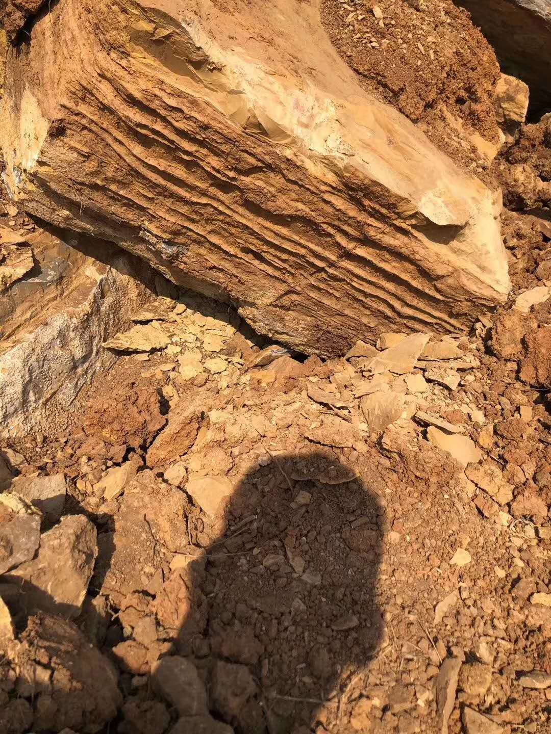 低价出售 万吨千层石假山石产地批发 刻字石假山石批发，假山石报价