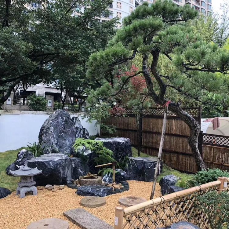 万吨黑山石景观石产地批发   假山工程 护坡石批发 可来厂考察