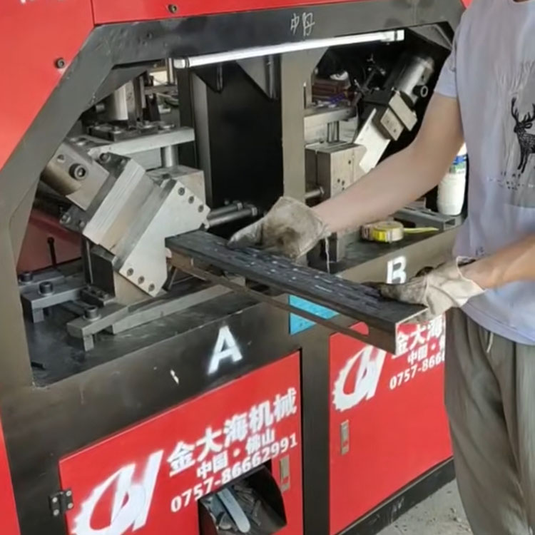 铝爬架立杆冲孔切割下料
