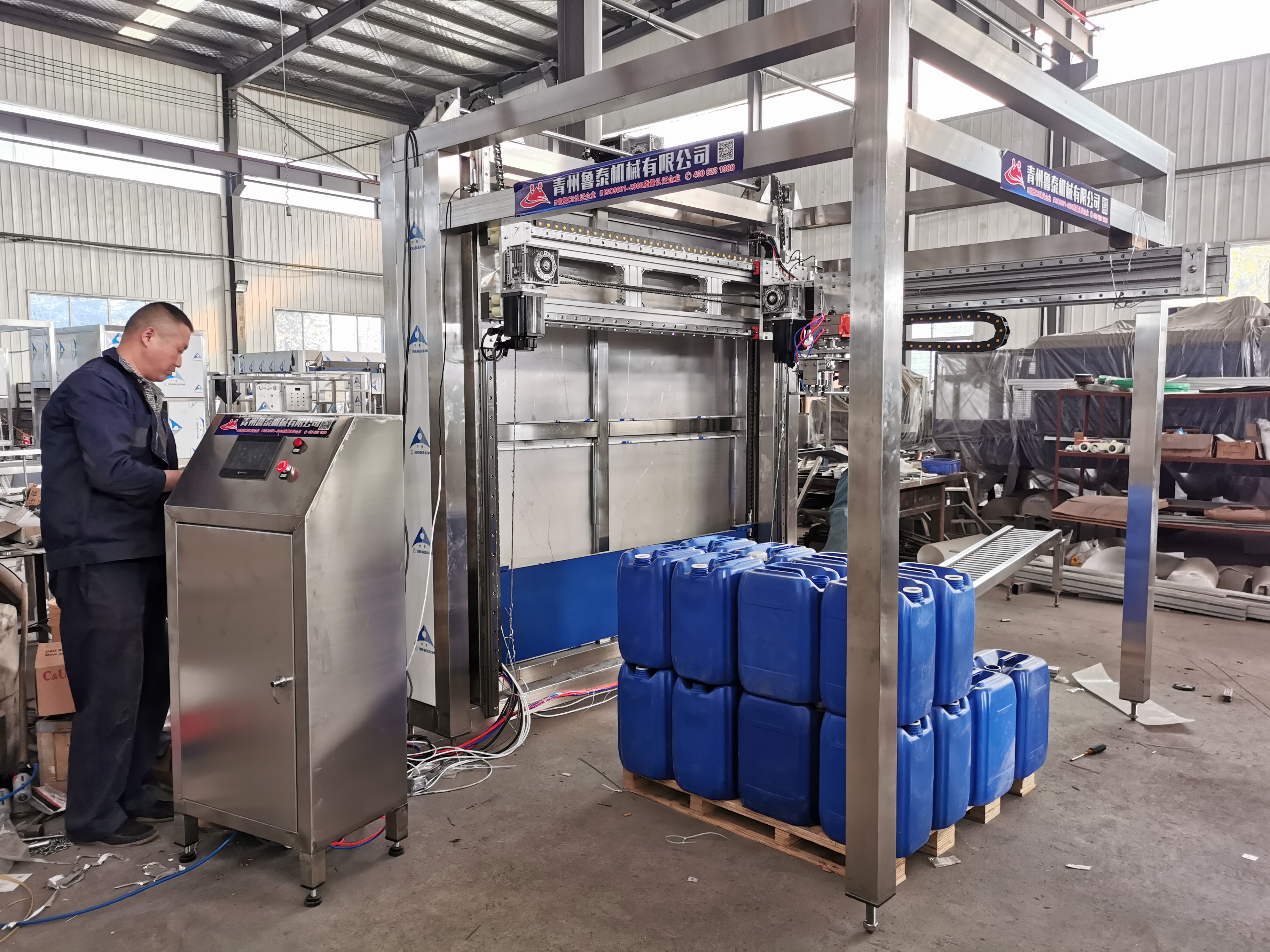 鲁泰牌LT型多功能全自动码垛机 机器人码垛设备 饮料、矿泉水、油类码垛机器