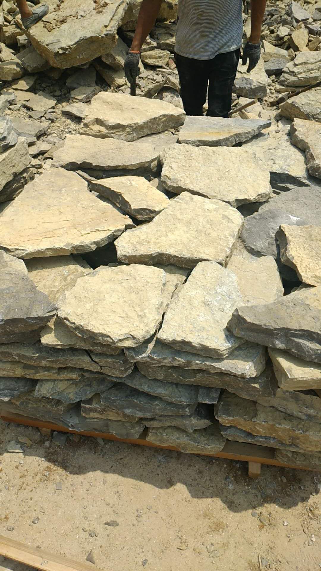 安徽大型假山工厂 出售万吨千层石踏步石产地批发 灵璧石层叠石 景观脚步石 千层石价格