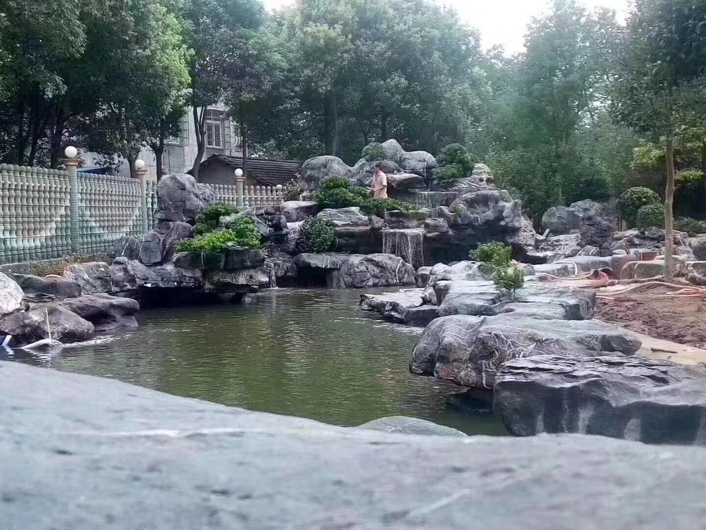 大量出售万吨灵璧千层石龟纹石产地  青灰色千层石 黄千层石价格 假山设计施工