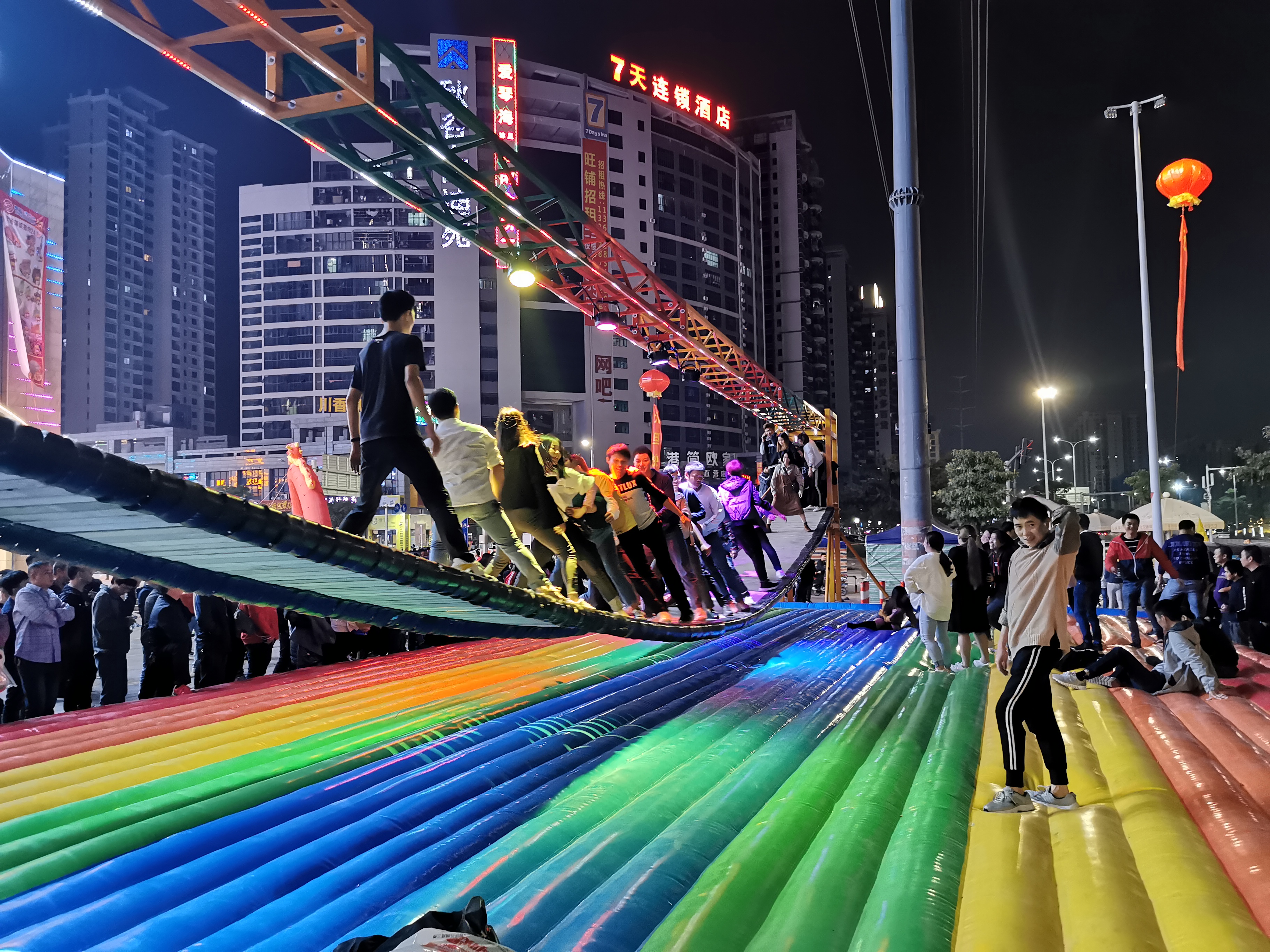 广场网红摇摆桥 充气气垫摇摆桥 网红桥制造厂家