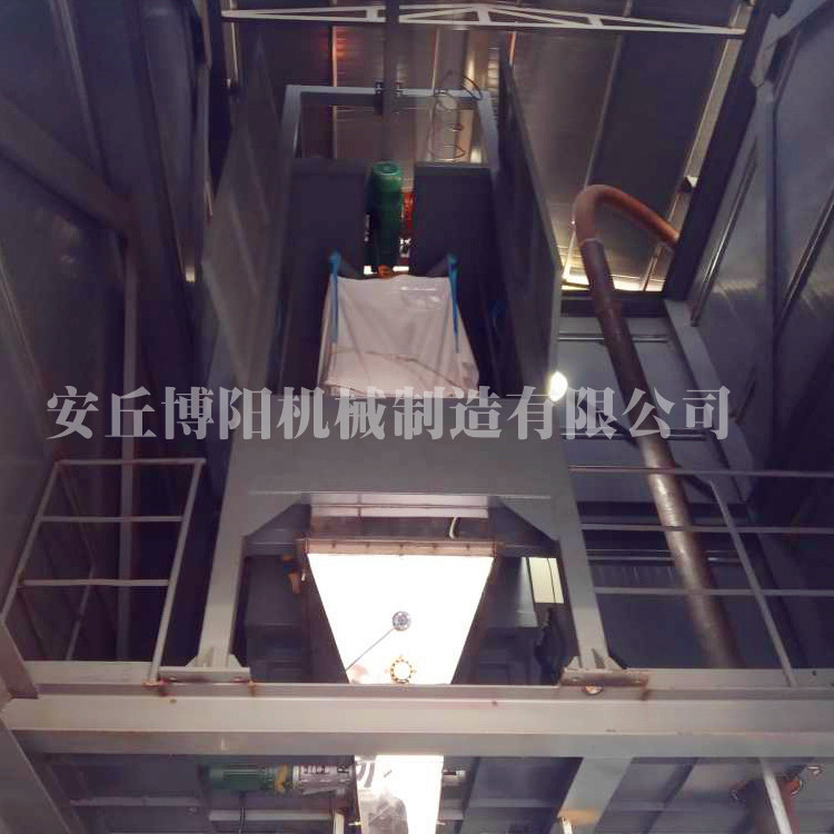 湖北氟化钠吨包拆包机设计 吨袋投料站省人工   吨袋拆袋机客户现场
