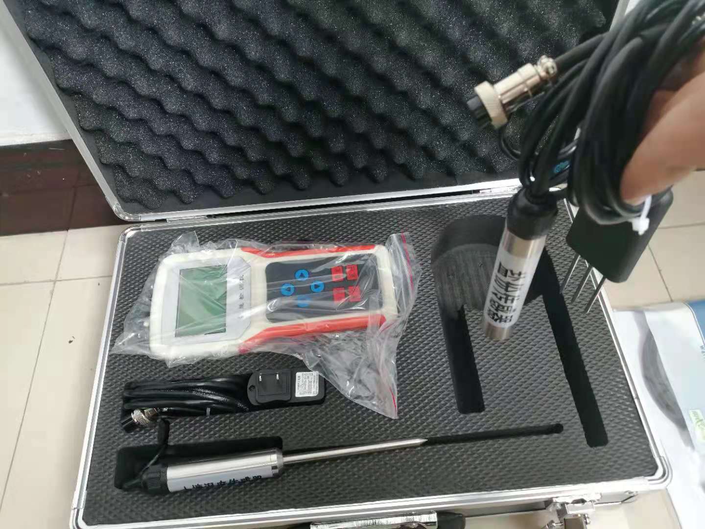 土壤水分温度盐分检测仪 便携式土壤湿度温度电导率速测仪 手持式土壤检测仪