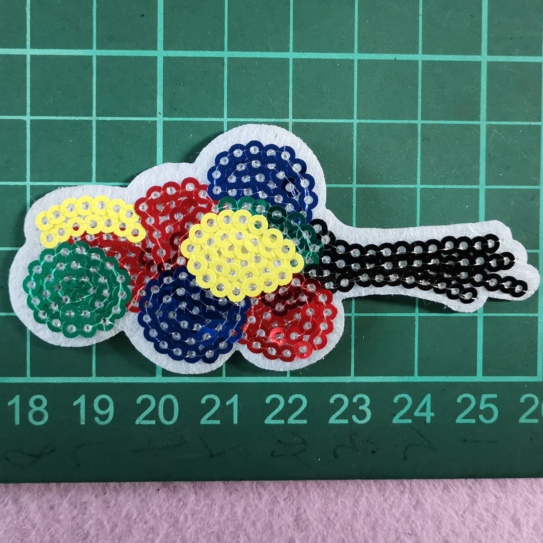  晋艺电脑绣花 渐变品牌珠片绣出口 牛仔刺绣服装补丁批发 短裙布贴生产厂家 深圳热销