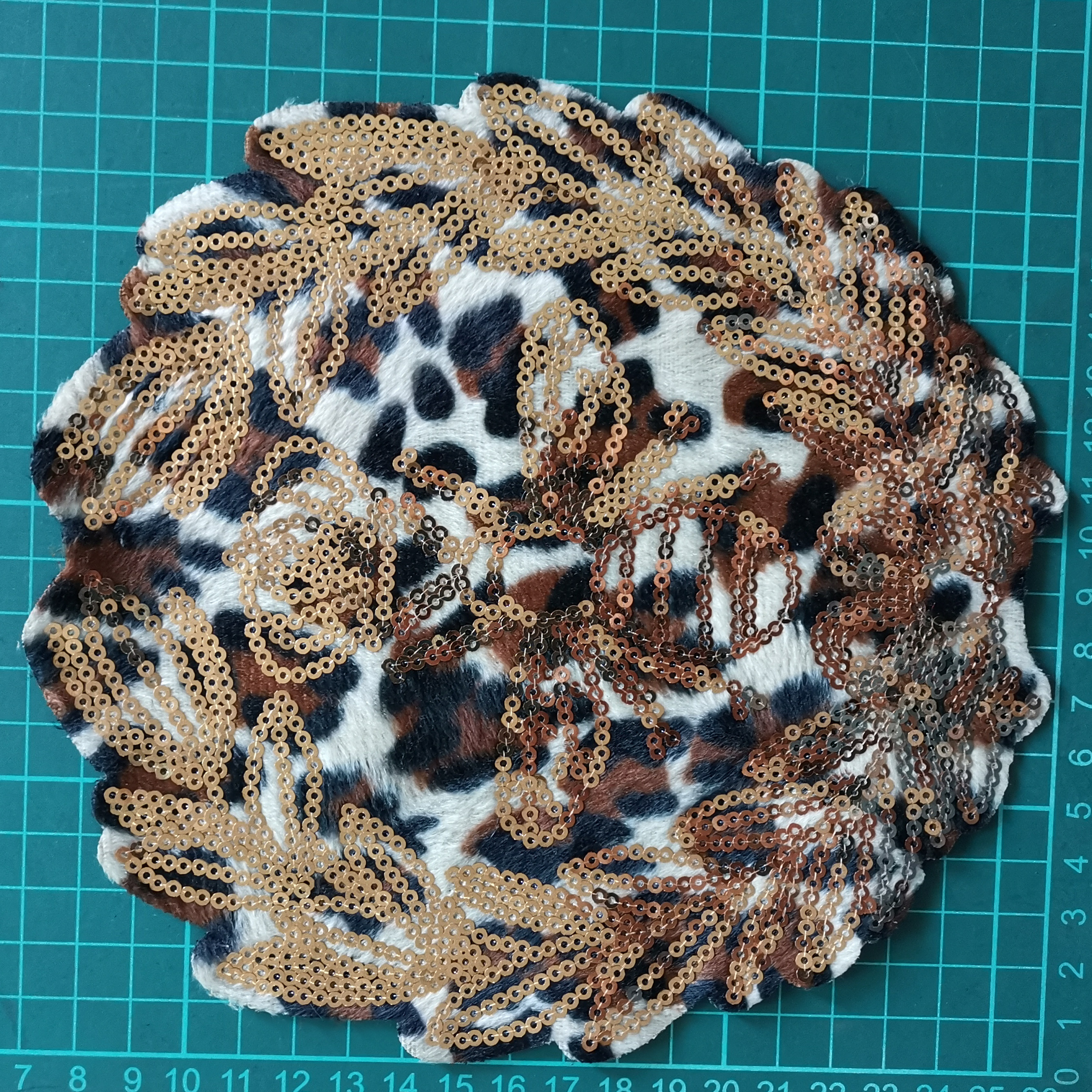  晋艺电脑绣花 潮牌爱心珠片绣出口 纯棉电脑绣花服装补丁生产 文胸布贴厂家批发 赤峰热销