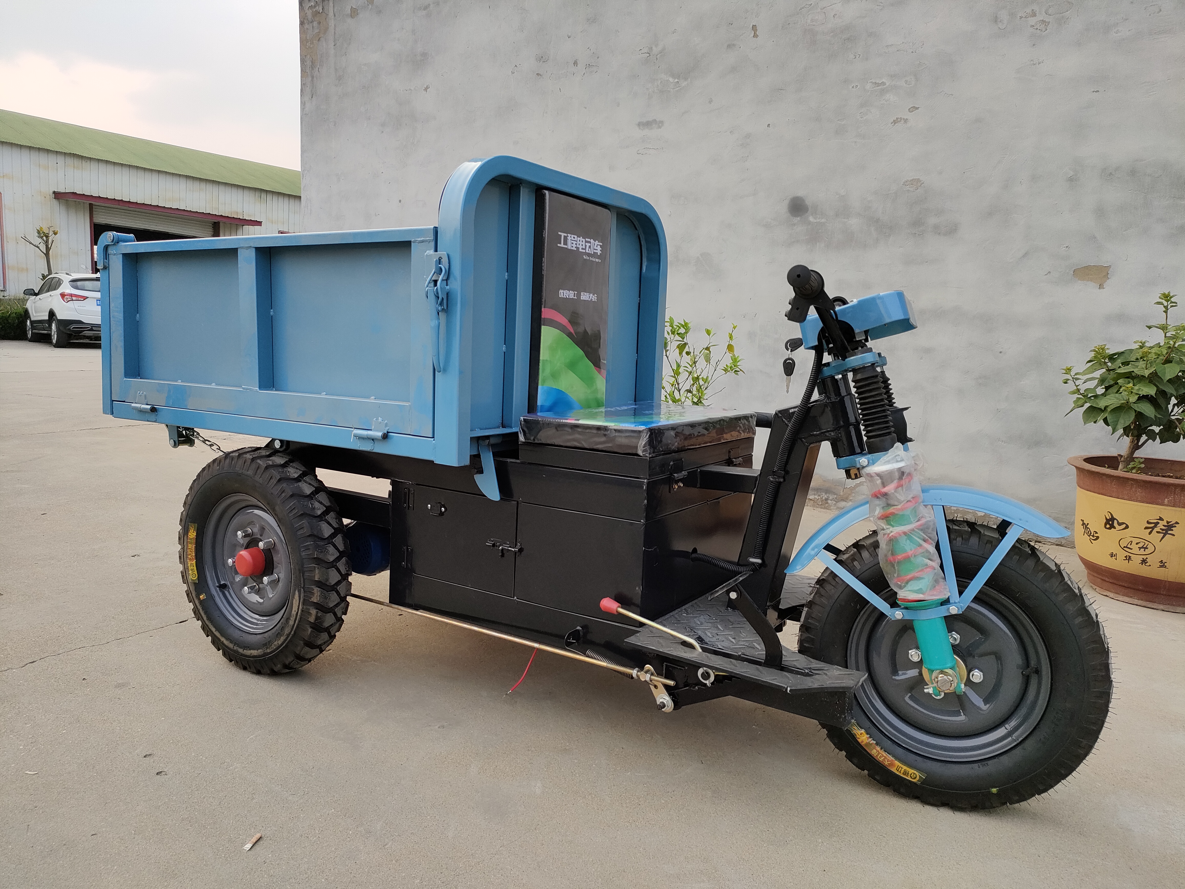 兴胜机械 批量出售大骑兵三开门款 工地用电动车  电动灰斗车