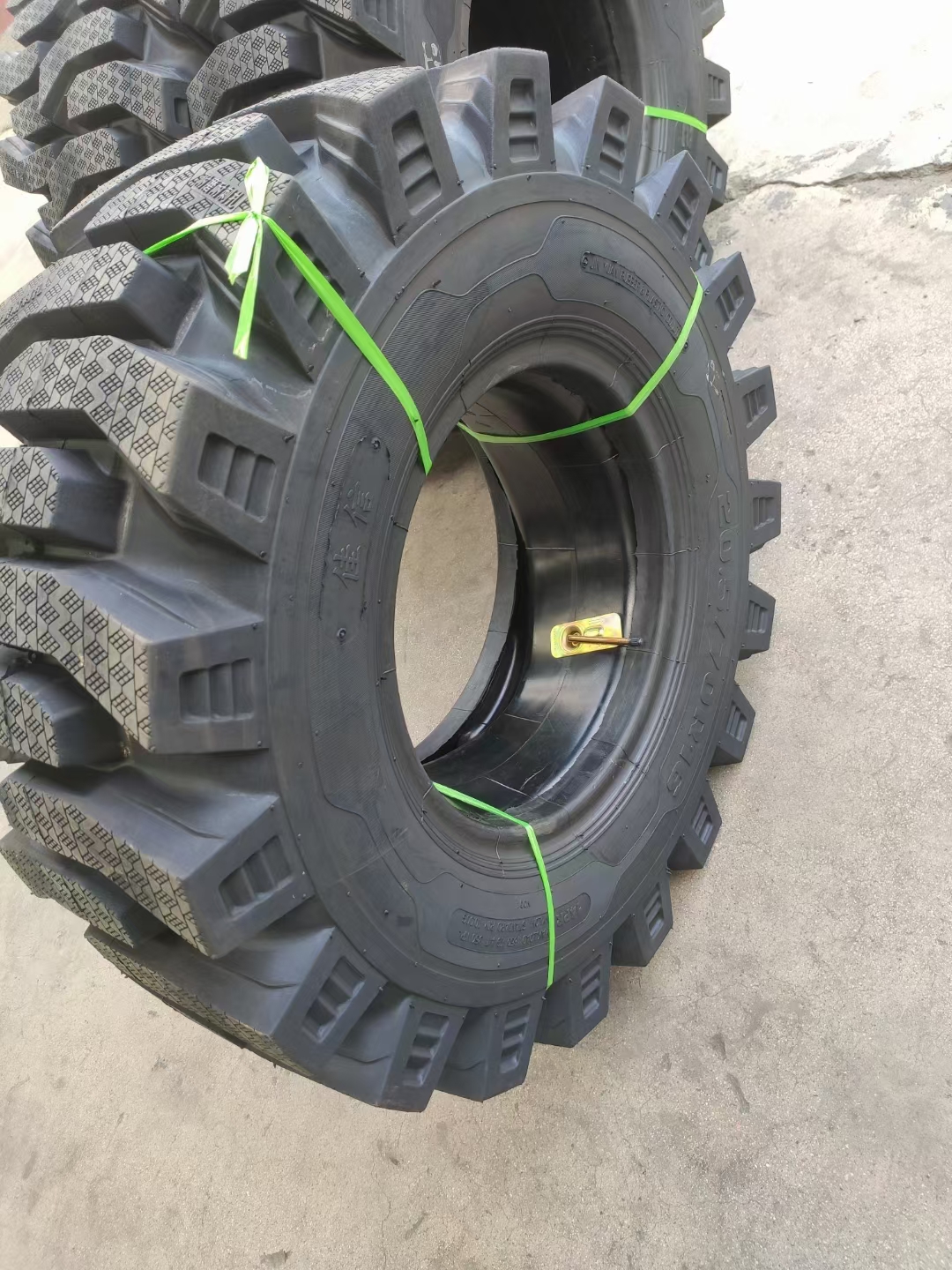 20.5/70R16半实心小装载机充气轮胎耐刺扎工程直发