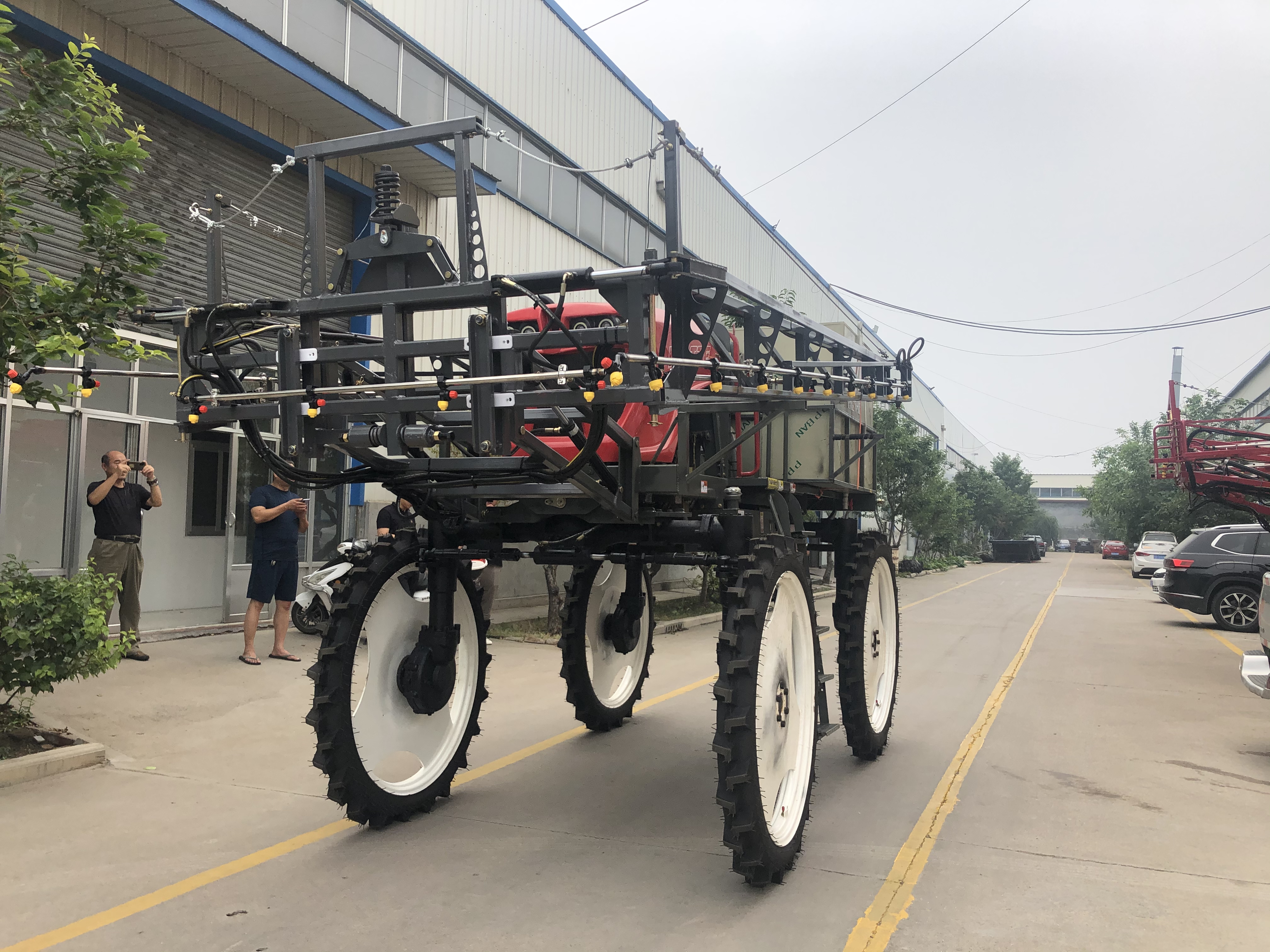 型号2000D 100马力  20米喷幅 2000L药箱 1.8米轮距