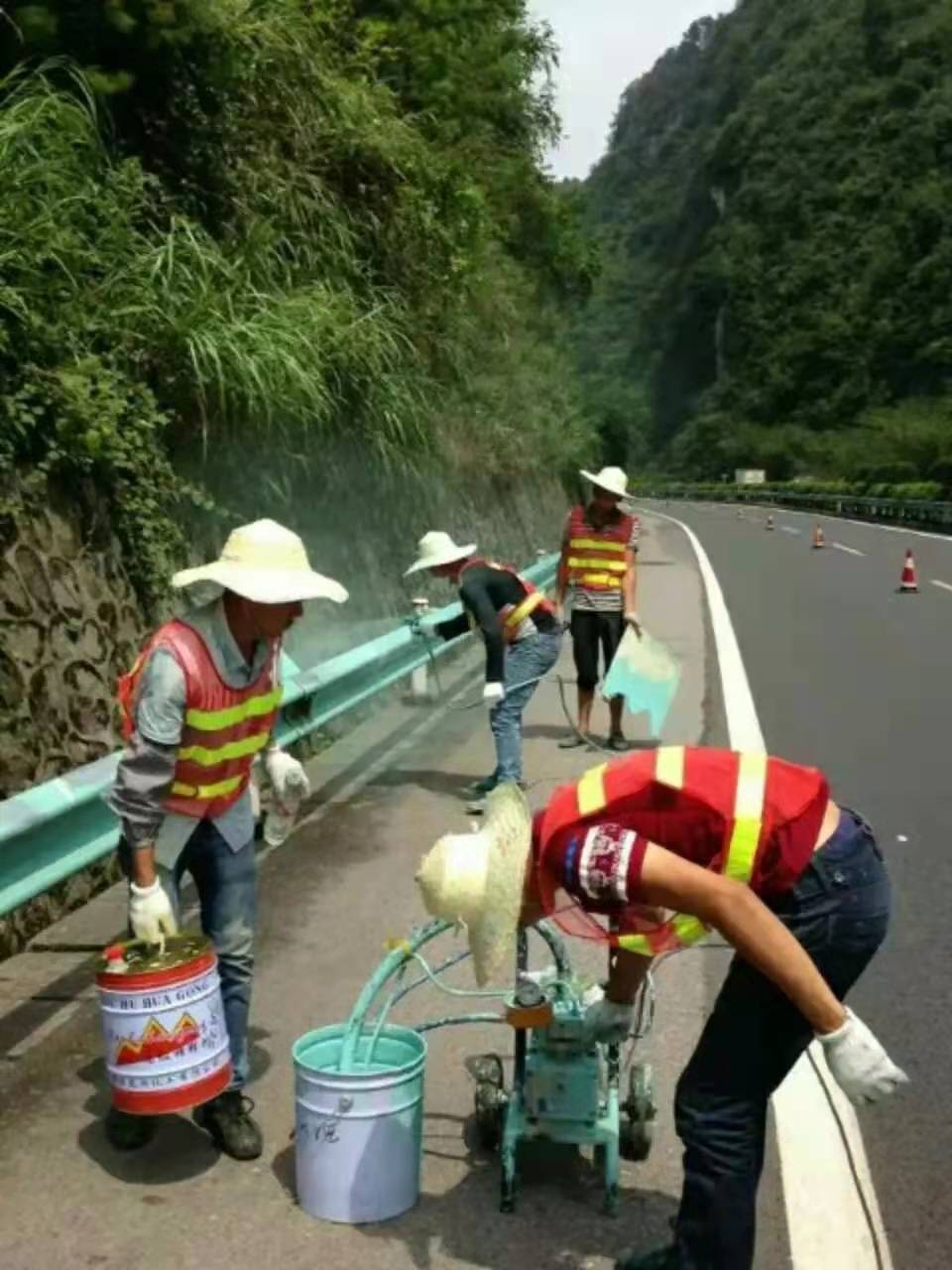 美洁防腐 贵州道路护栏刷漆 金属护栏防腐刷漆