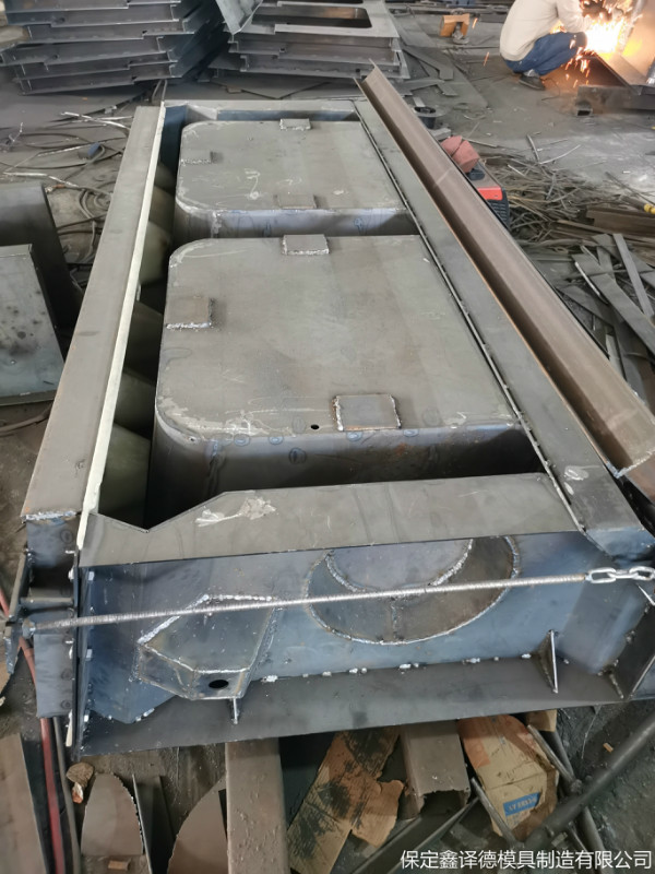 L型挡土墙模具加工定制，鱼巢式挡土墙模具经久耐用