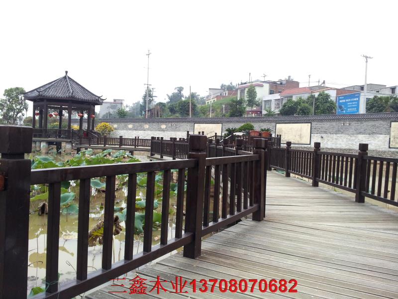 批发供应 四川景区木栏杆   设计景观防腐木木栈道 户外木栈道地板 栈道栏杆