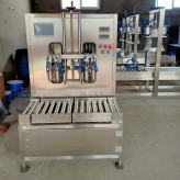 液体肥灌装机  全自动灌装机  采用不锈钢制成，并便于装卸