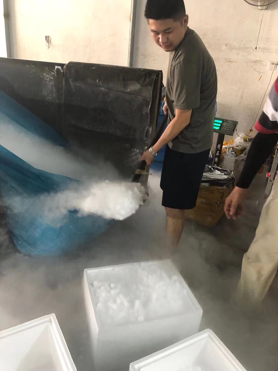 干冰配送电话【156O1832581】嵊州市食用干冰,干冰清洗机,干冰桶
