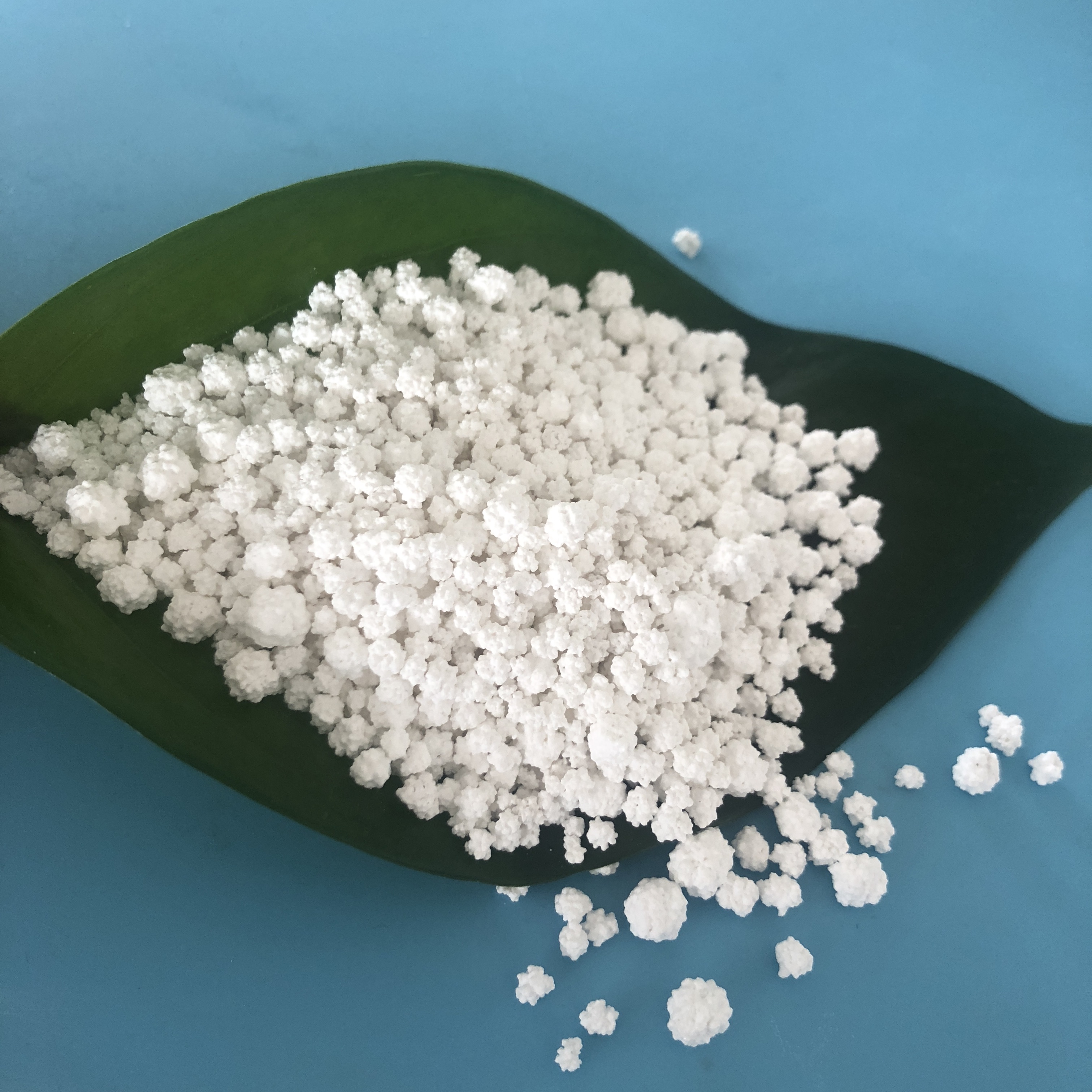 工厂直供氯化钙 94含量工业级无水氯化钙 干燥剂用2-5mm刺球状氯化钙