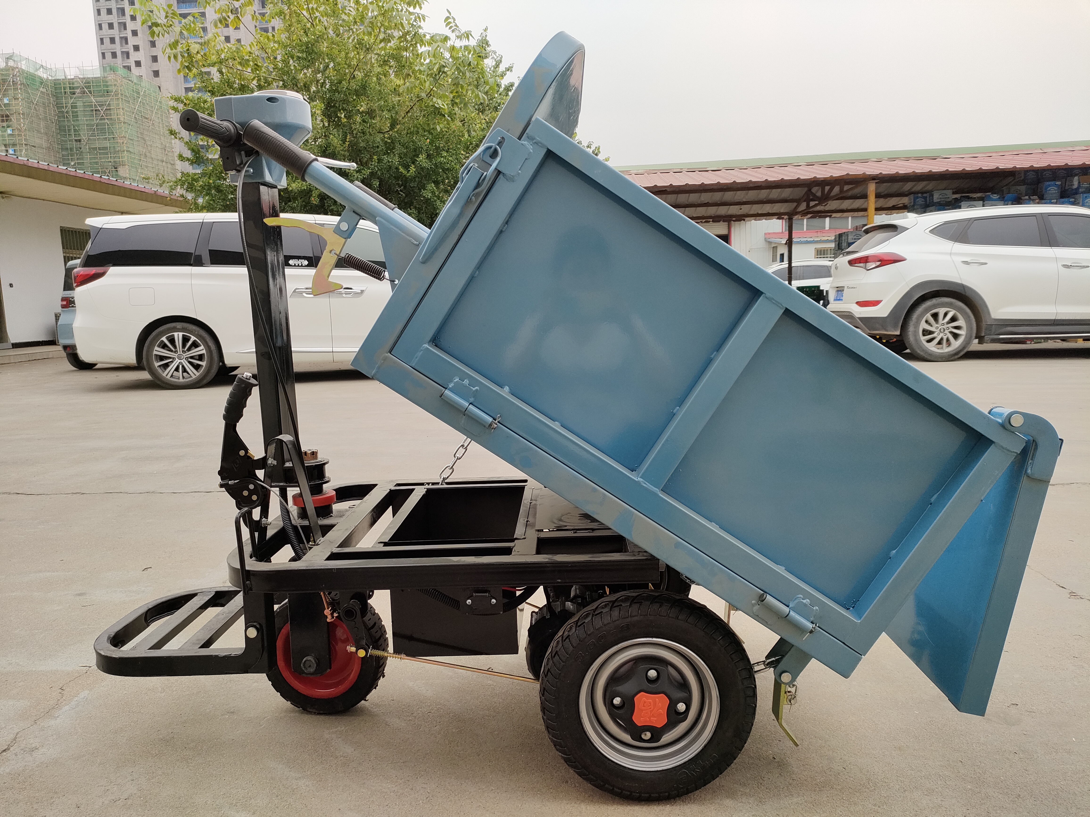 河南厂家活动价出售电动平板车 工地专用三轮车 欢迎来电询问