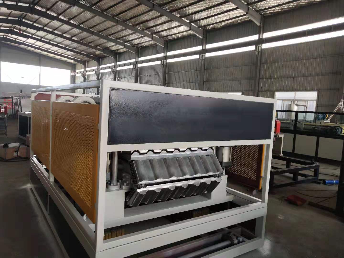 海沛斯PVC合成树脂瓦生产线 仿古瓦生产线 琉璃瓦设备 多彩树脂瓦生产线 海沛斯 广东地区 55KW 厂家直销 技术免费配送
