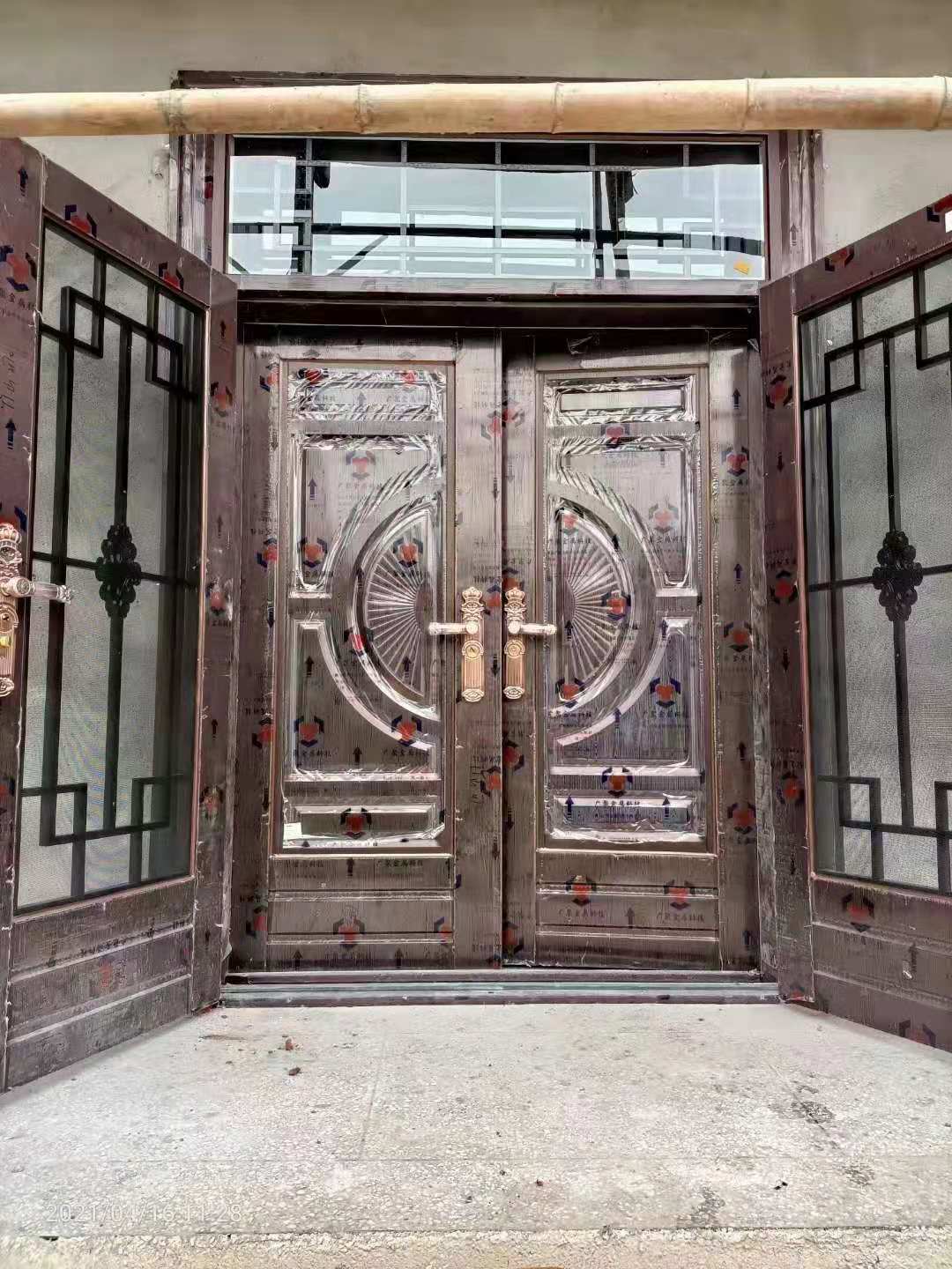 大量供应不锈钢板门