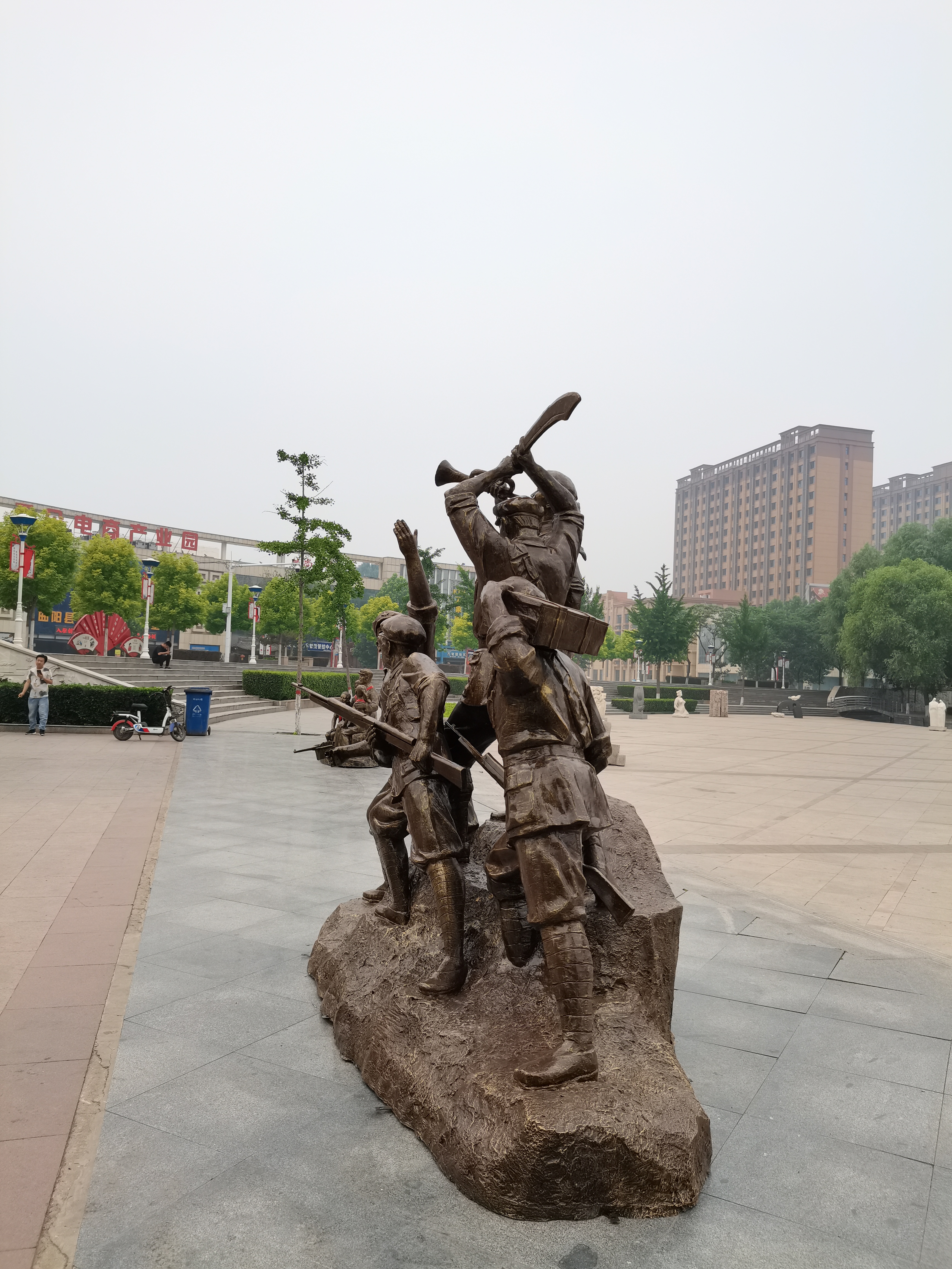 大型红色主题雕塑 玻璃钢仿铜人物雕塑厂家