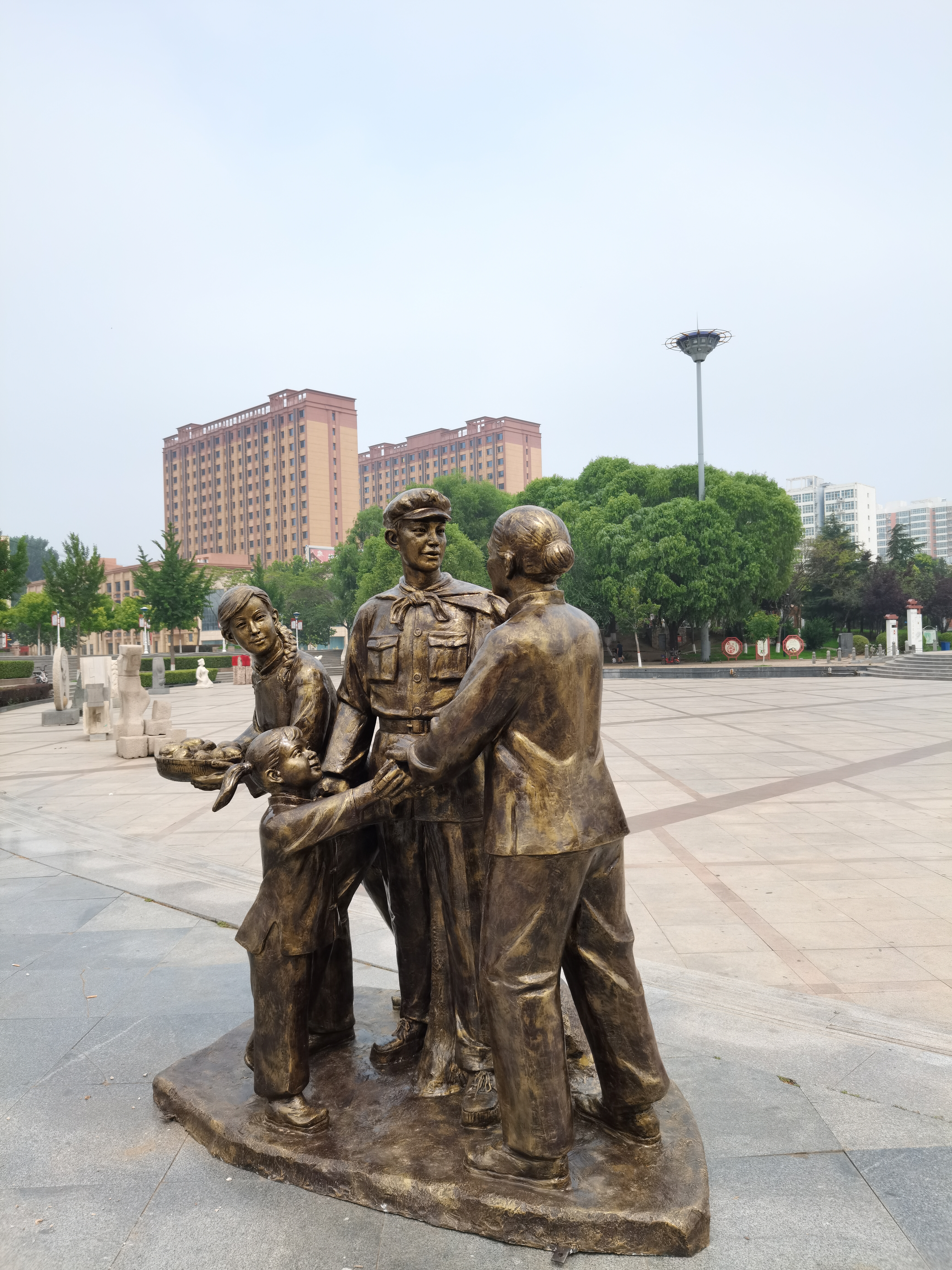 红色主题雕塑 玻璃钢人物雕塑厂家
