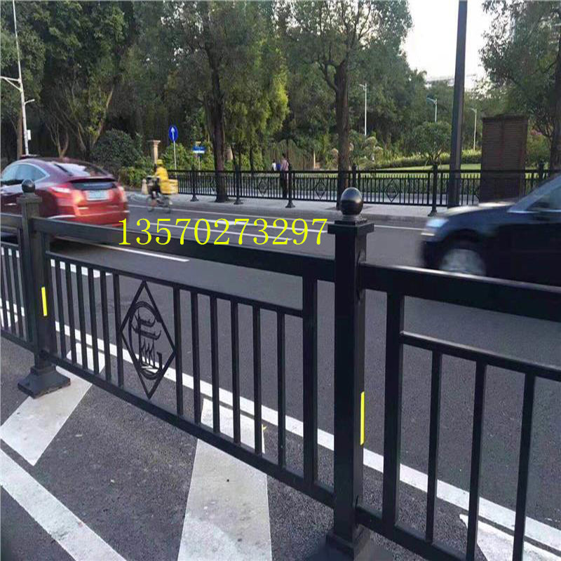 梅州交通护栏厂家直销 深圳公路分隔栏 市政道路栅栏价格