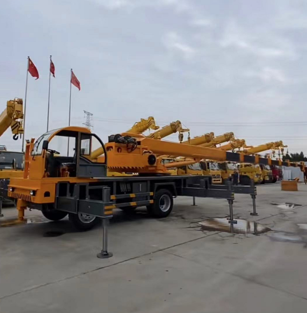 银海区专业吊车出租公司  银海区8-350吨吊车租赁 欢迎电话咨询