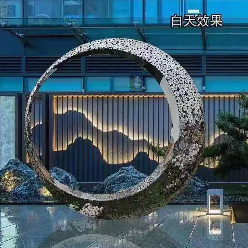 不锈钢月亮雕塑 厂家镜面镂空发光圆环雕塑 喷雾金属景观酒店水景雕塑