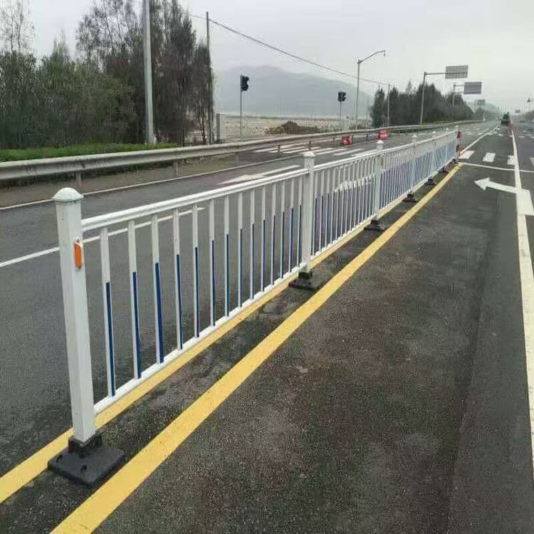 道路护栏现货  安全中间分隔防撞护栏杆  马路人行道隔离围栏 规格齐全