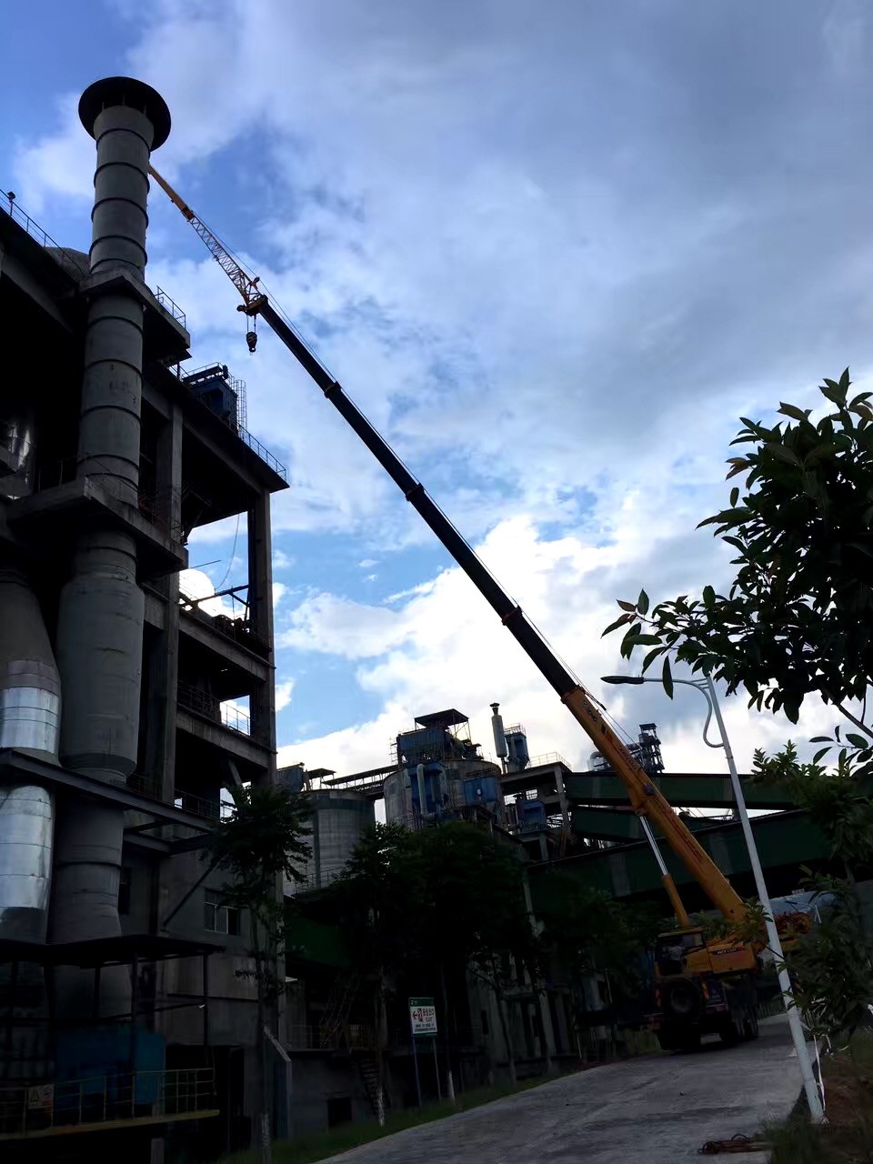 洪江市8-300吨汽车吊租赁 设备吊装搬迁 出车速度快