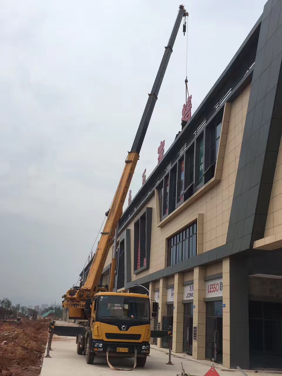 桂东县钢结构吊装安装 8-130吨汽车吊租赁 价格实惠