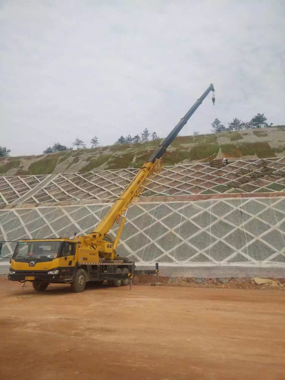 桑植县8-200吨汽车吊出租 设备高空吊装 日租月租报价