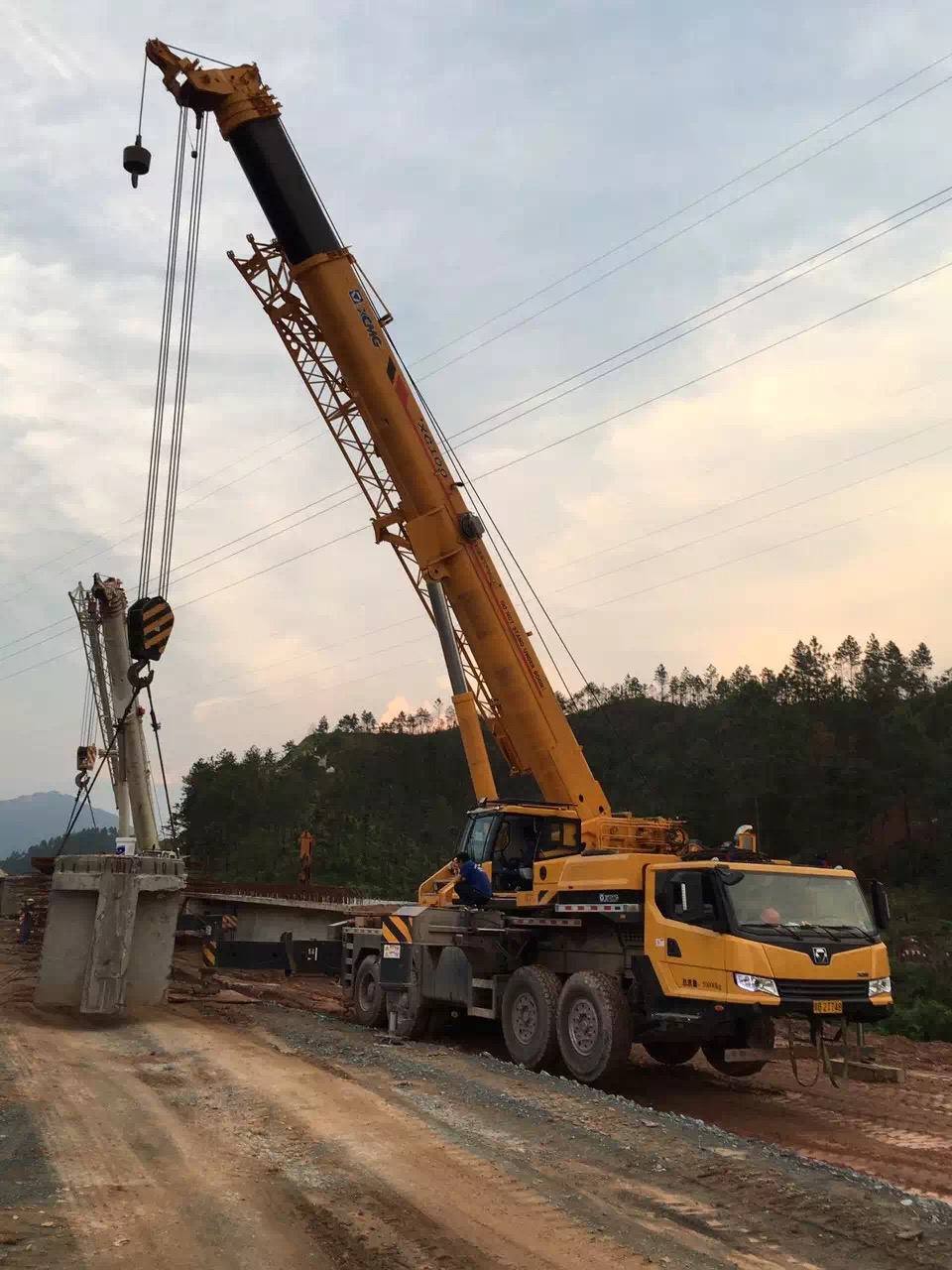 北湖区8-260吨汽车吊出租 钢结构吊装安装 日租价格实惠