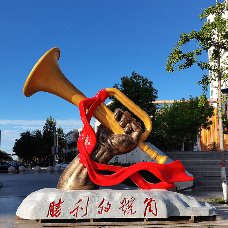 户外玻璃钢仿铜红色革命雕塑胜利的号角 玻璃钢仿铜红色文化雕塑 冲锋号军人铜雕像纪念馆部队摆件