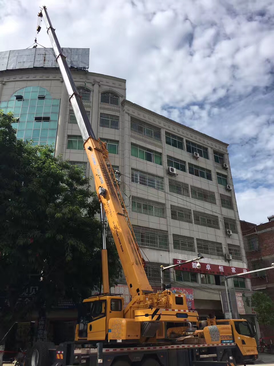 东陵区8-260吨吊车出租报价 设备吊装运输 日租月租费用