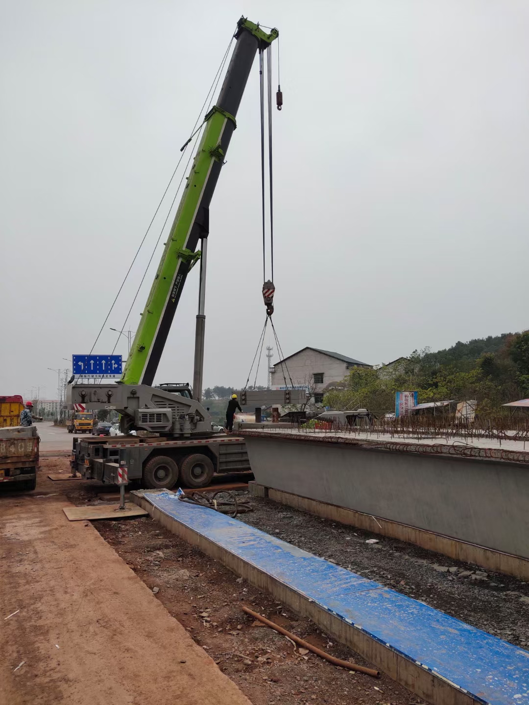 灌南县广告牌吊装服务 8-220吨吊车出租价格 日租月租报价