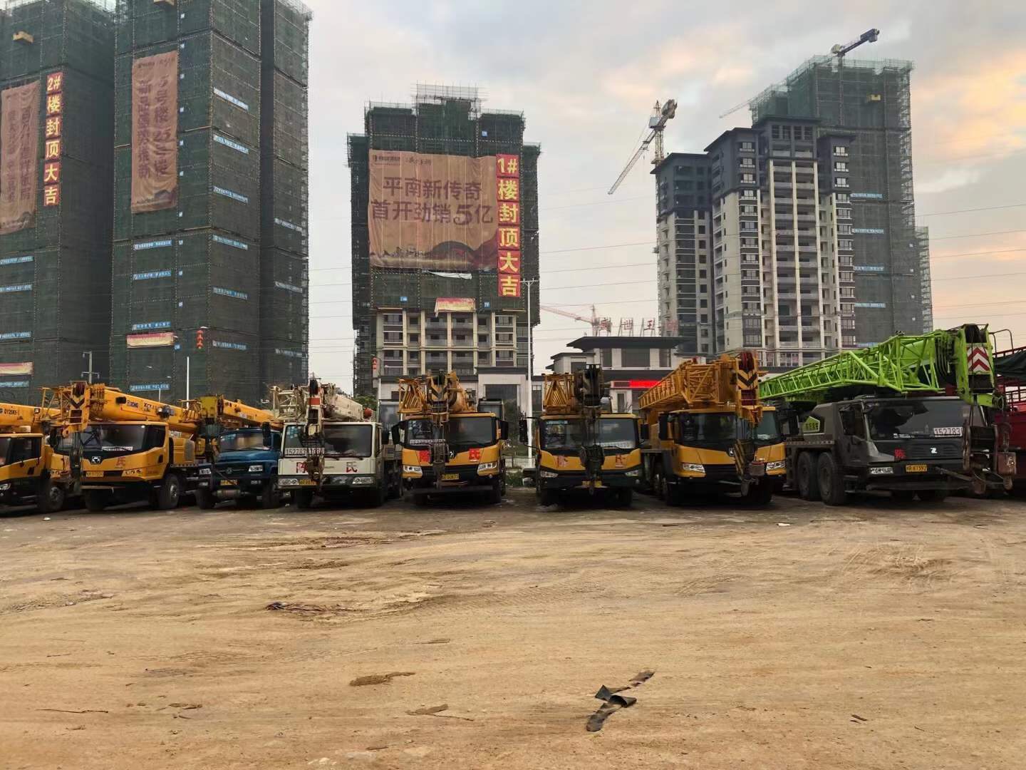 句容市8-130吨吊车出租电话 设备吊装搬迁 租一小时价格