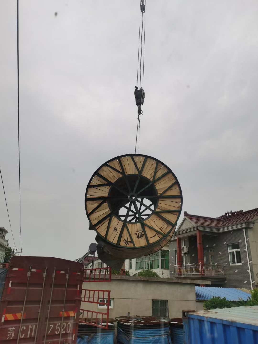南票区8-100吨吊车出租价格 厂房设备吊装 日租月租均可