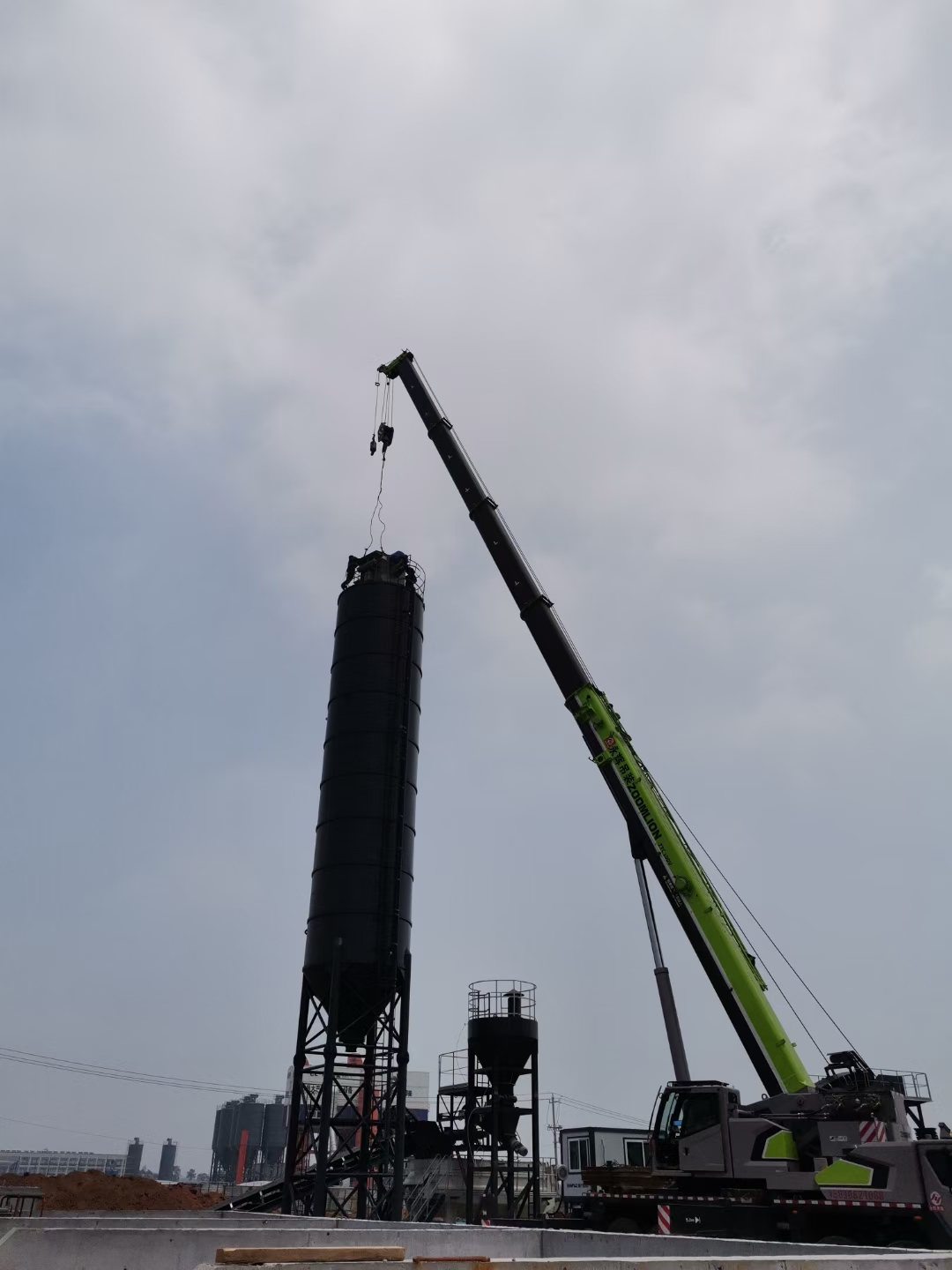 元阳县12-80吨汽车吊出租 工地设备吊装安装价格 价格实惠