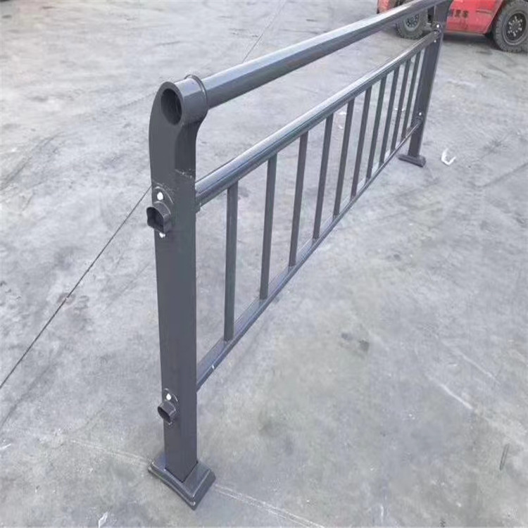 久皓 厂家定做道路护栏 安装费用交通防撞栅栏