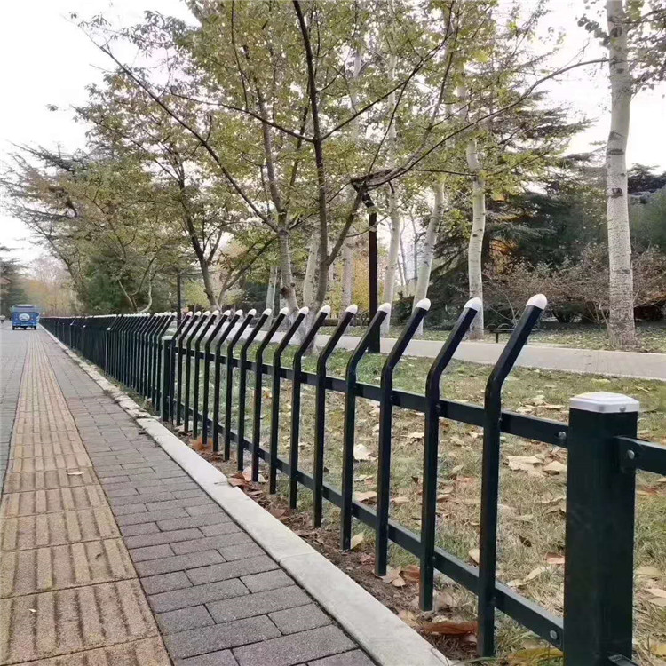 现货草坪绿化锌钢护栏优惠价格  久皓道路建设绿化围栏