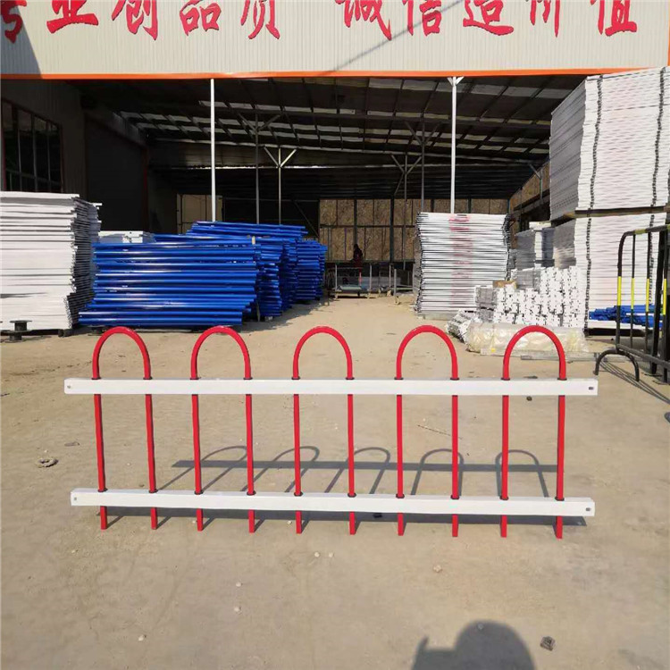 供货商学校草坪护栏价格  久皓锌钢草坪护栏