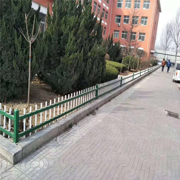 库存围墙护栏价格优惠  久皓锌钢草坪护栏