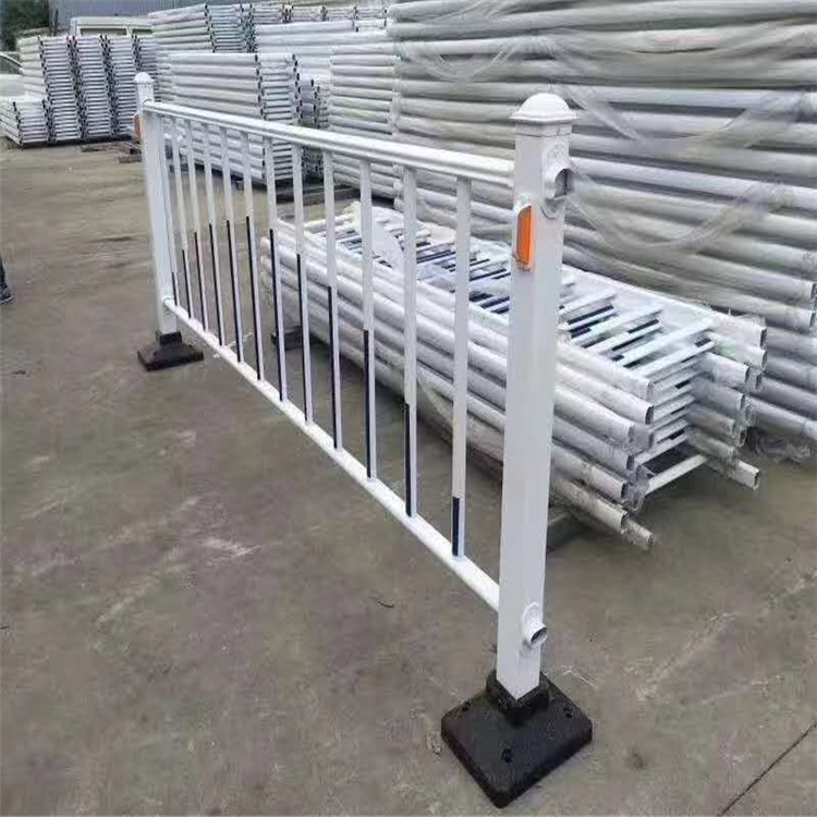 定做双横梁围墙栏杆  久皓  交通道路隔离栏安装厂家