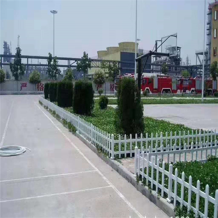 现货围墙护栏价格  久皓塑钢草坪护栏