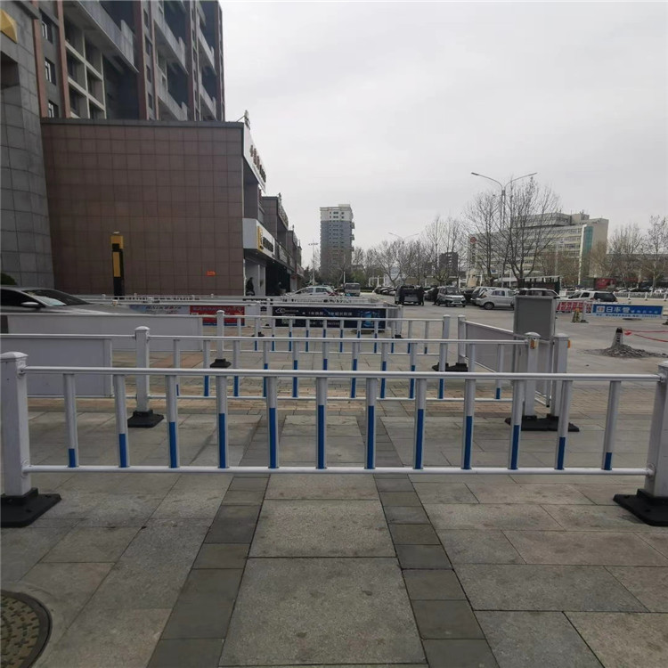 厂家定制市政道路护栏  久皓  交通防撞栅栏安装费用