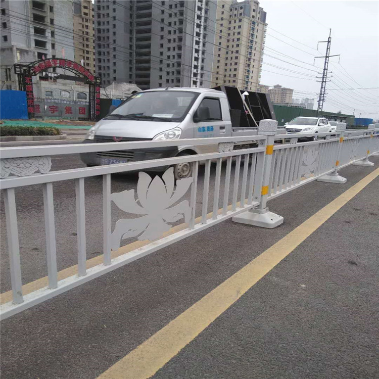 厂家定做锌钢道路护栏  久皓  交通防撞栅栏安装费用