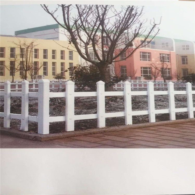 供货商草坪绿化锌钢护栏优惠价格  久皓塑钢草坪护栏